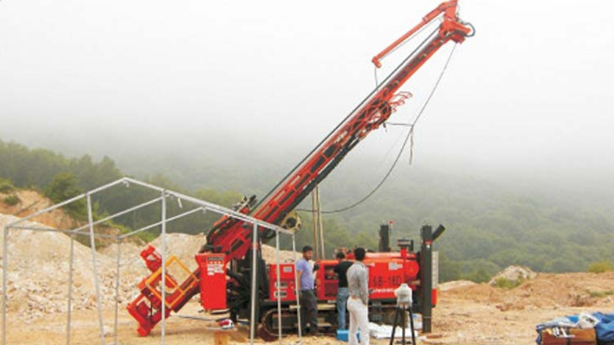 Hanjin D&B-16D diamond core rig with inclined mast on a drilling site